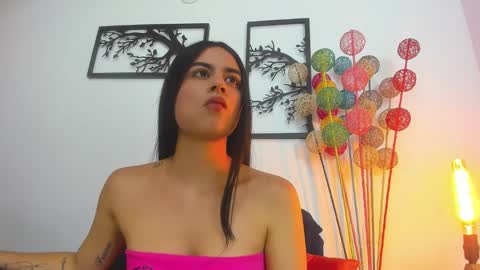 Snapshot of laura_soe chatting on 01.23.25 LAURA SOE online show from 01.23.25