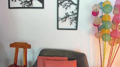 Snapshot of laura_soe chatting on 02.04.25 LAURA SOE online show from 02.04.25