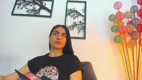 Snapshot of laura_soe chatting on 02.17.25 LAURA SOE online show from 02.17.25