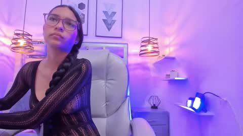 Snapshot of laura_stuar chatting on 10.30.25 laura stuar online show from 10.30.25