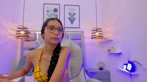 Snapshot of laura_stuar chatting on 10.31.25 laura stuar online show from 10.31.25