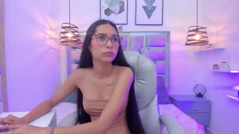 Snapshot of laura_stuar chatting on 11.14.25 laura stuar online show from 11.14.25