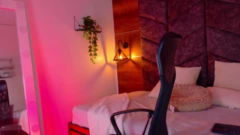 lauraagomezz__ online show from 10.16.25
