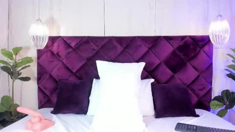 Snapshot of lauracarther chatting on 12.17.25 LauraCarther online show from 12.17.25