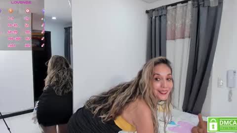 Snapshot of laurafarrely chatting on 11.28.25 Laura online show from 11.28.25