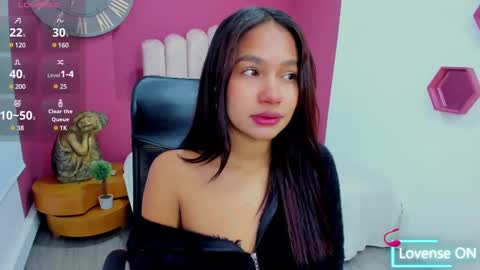 Snapshot of lauraglowing_ chatting on 02.20.25 Laura Glowing online show from 02.20.25