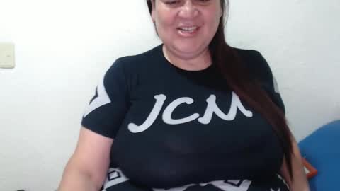 Snapshot of laurahotxx chatting on 11.12.25 LAURA online show from 11.12.25