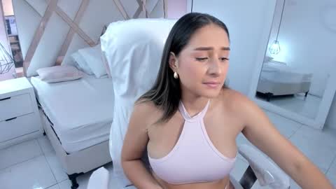 Snapshot of lauraklark chatting on 10.30.25 laura online show from 10.30.25