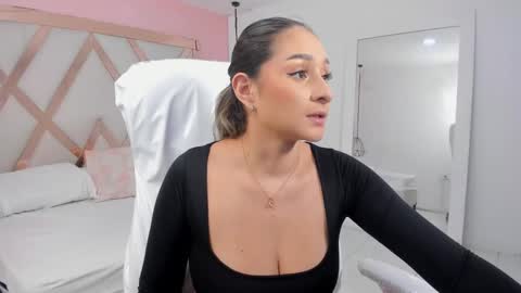 Snapshot of lauraklark chatting on 11.11.25 laura online show from 11.11.25