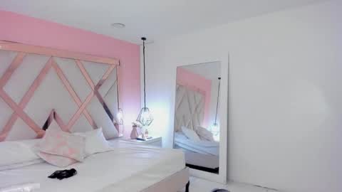 Snapshot of lauraklark chatting on 11.19.25 laura online show from 11.19.25