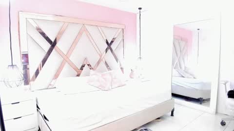 Snapshot of lauraklark chatting on 11.27.25 laura online show from 11.27.25