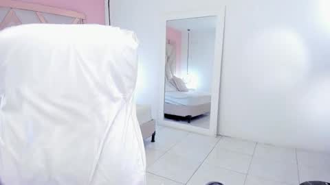 Snapshot of lauraklark chatting on 12.01.25 laura online show from 12.01.25