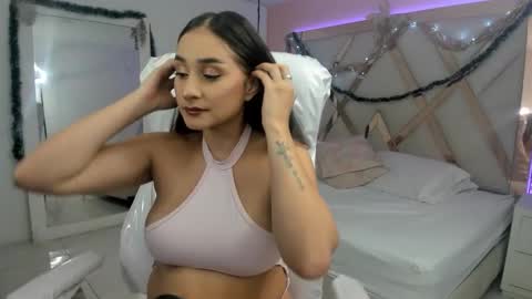 Snapshot of lauraklark chatting on 12.15.25 laura online show from 12.15.25