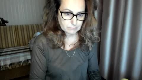 Lauraoven1 online show from 12.17.25