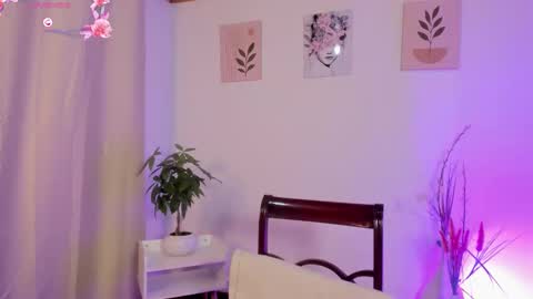 Snapshot of lauraricci_ chatting on 10.01.25 Laurita Aries online show from 10.01.25