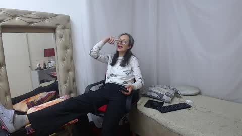 Laura Sofia online show from 04.10.26
