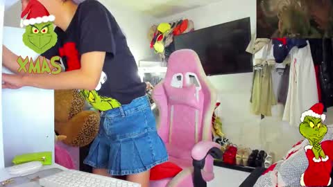 Snapshot of laurencesophiets chatting on 12.01.25 SF online show from 12.01.25