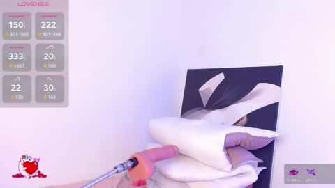 Snapshot of laurengill7 chatting on 11.11.25 Lauren Gill online show from 11.11.25