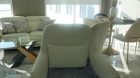 Snapshot of laurensaenz chatting on 10.30.25 Lauren Saenz online show from 10.30.25