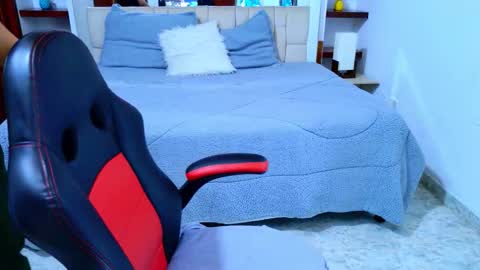 Snapshot of laurent1_ chatting on 11.10.25 laurent online show from 11.10.25