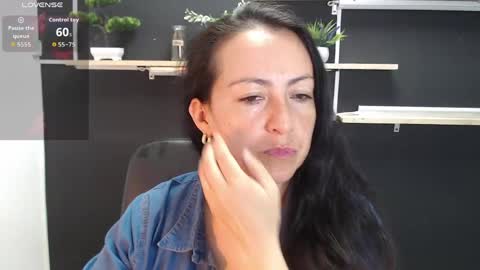 Snapshot of lauryn_jones chatting on 05.25.26 Laury online show from 05.25.26