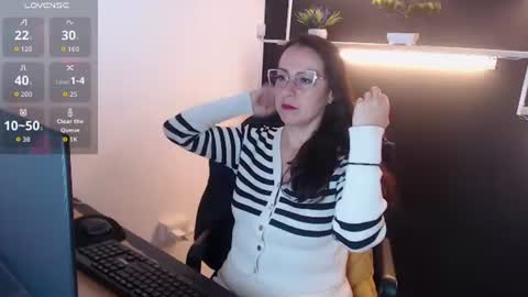 Snapshot of lauryn_jones chatting on 07.07.26 Laury online show from 07.07.26