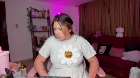 Snapshot of lauu_r chatting on 01.02.25 online show from 01.02.25