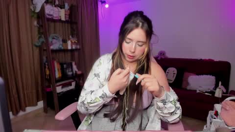 Snapshot of lauu_r chatting on 01.17.25 online show from 01.17.25