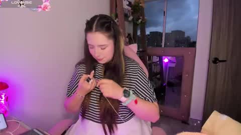 Snapshot of lauu_r chatting on 09.18.25 online show from 09.18.25