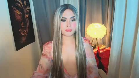 Snapshot of lavictoria_ladyboy chatting on 10.14.25 Victoria online show from 10.14.25