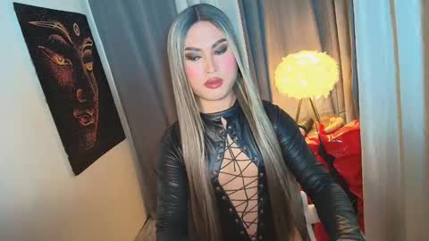 Snapshot of lavictoria_ladyboy chatting on 10.16.25 Victoria online show from 10.16.25