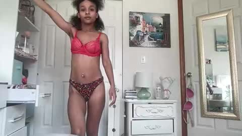 layla online show from 09.23.25