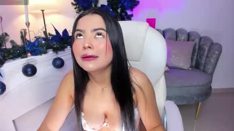 Layla Breezee online show from 12.20.25