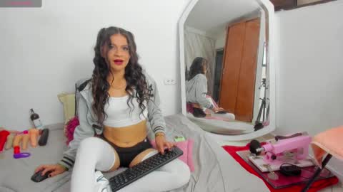 Snapshot of layqueen77 chatting on 02.12.25 Layqueen online show from 02.12.25