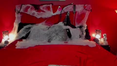 Snapshot of leanoir chatting on 10.31.25 LeaNoir online show from 10.31.25