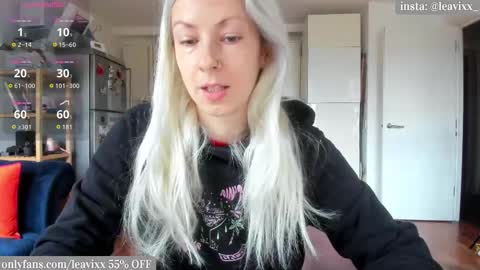 Snapshot of leavixx chatting on 10.23.25 LeaVixx online show from 10.23.25