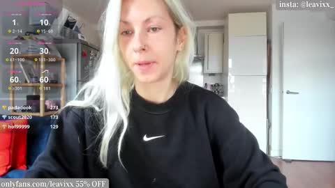 Snapshot of leavixx chatting on 10.29.25 LeaVixx online show from 10.29.25