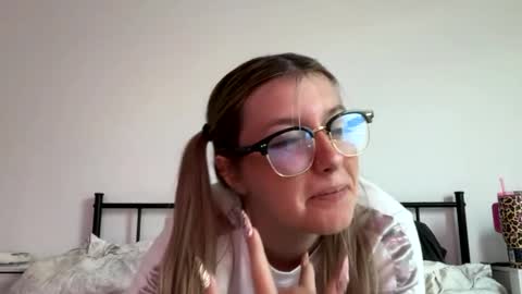 Snapshot of leeannerose chatting on 05.24.26 leeannerose online show from 05.24.26