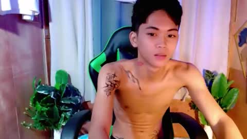 Snapshot of leemoreno18 chatting on 10.27.25 leemoreno18 online show from 10.27.25