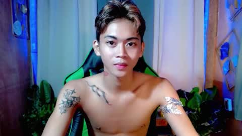 Snapshot of leemoreno18 chatting on 11.13.25 leemoreno18 online show from 11.13.25