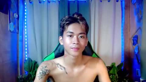 Snapshot of leemoreno18 chatting on 11.15.25 leemoreno18 online show from 11.15.25