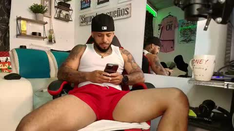 Snapshot of leenar_key chatting on 11.18.25 leenar_key online show from 11.18.25