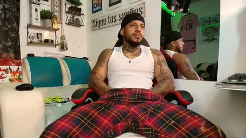 Snapshot of leenar_key chatting on 11.29.25 leenar_key online show from 11.29.25