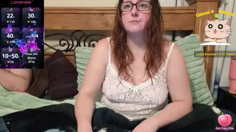 Snapshot of leesa__ chatting on 12.17.25 Leesa online show from 12.17.25