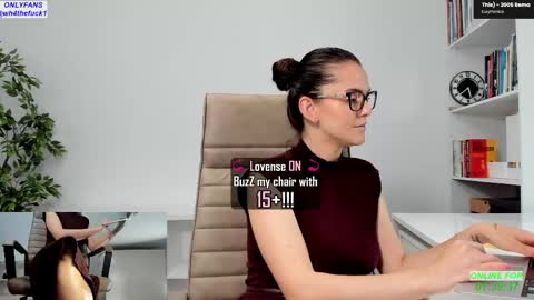 Snapshot of legswattitude chatting on 04.21.26 Elle online show from 04.21.26