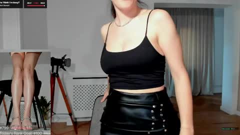 Snapshot of legswattitude chatting on 04.25.26 Elle online show from 04.25.26