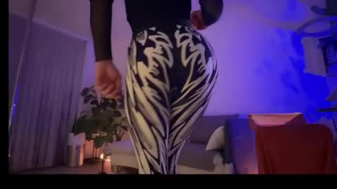 Snapshot of legsylegsinton chatting on 12.17.25 legsylegsinton online show from 12.17.25