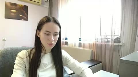 Snapshot of leila_monaco chatting on 10.04.25 Leila online show from 10.04.25