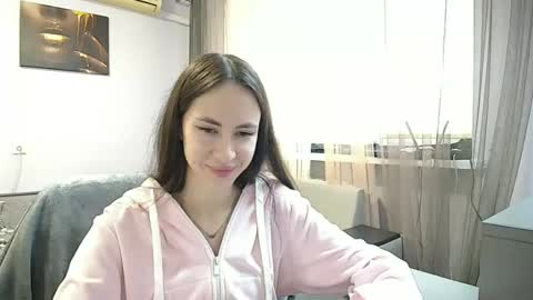 Snapshot of leila_monaco chatting on 10.07.25 Leila online show from 10.07.25