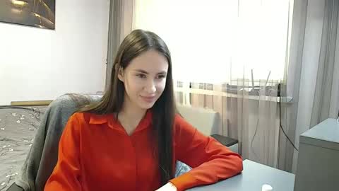 Snapshot of leila_monaco chatting on 10.08.25 Leila online show from 10.08.25